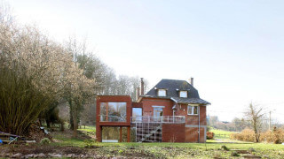 Belgisk modern tillbyggnad på gammalt hus