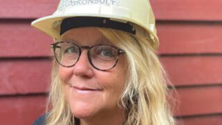 Bygga ut byggnad som dels står på prickad mark
