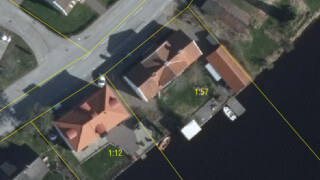 Kampen för att få bort grannens plank på tomten