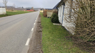 Hur mycket kan kommunen skyffla bort gräs för avrinning från väg?