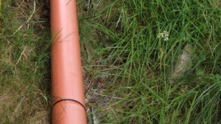 Granne installerat rör in till oss utan vår vetskap