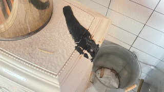 Sprucken emajl på kamin efter utlåning av stuga