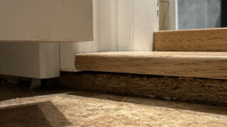 Vatten rinner ut under tröskeln, korrekt?