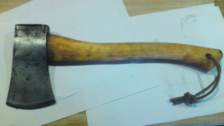 Försökte döda granne med yxa efter snöröjning