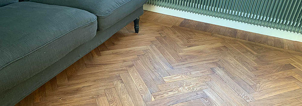 Lägga stavparkettgolv med fiskbensmönster