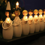 Kolla så att lampor i elljusstakar och ljusslingor har rätt watt-tal