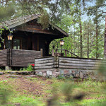 Knuttimrat hus i skogen