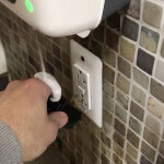 Tvålautomaten över eluttaget